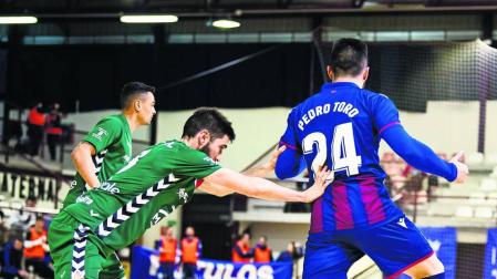 El cierre de Irurtzun y capitán de Osasuna Magna, Roberto Martil, trata de frenar a Pedro Toro, del Levante.