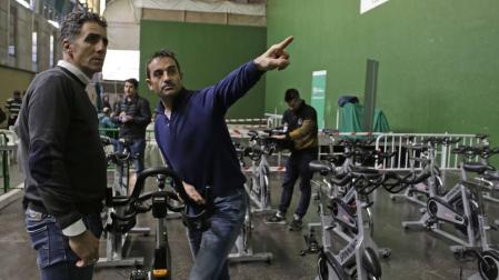 Miguel Induráin, junto con Melcior Mauri, este jueves por la tarde en el frontón de Larraina antes de la master class de spinning.