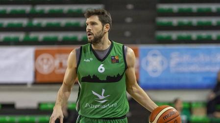 El base pamplonés Ricardo Úriz sube el balón en un partido con su actual equipo, el Cáceres.
