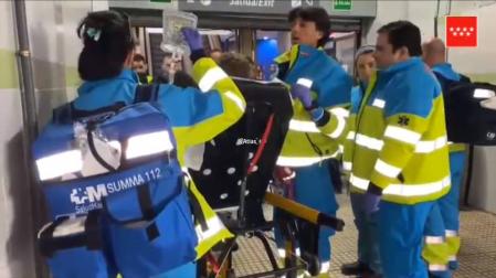 Herida grave al arrastrarle un tren tras quedarse una mano enganchada a una puerta
