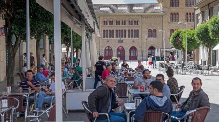 El buen tiempo sigue llenando las terrazas. En la imagen las del entorno de la plaza de la Coronación