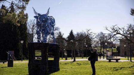 Juan Gorriti presenta en la Ciudadela una muestra con tótems y una vaca azul