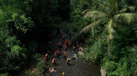 Mueren al menos ocho niños arrastrados por una riada en la isla indonesia de Java
