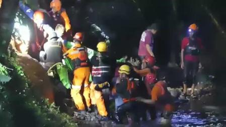 Vídeo | La crecida de un río en Indonesia causa la muerte de ocho estudiantes