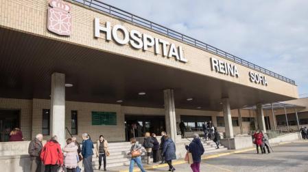 Numerosas personas en el acceso principal al Hospital Reina Sofía de Tudela, centro sanitario donde falleció Alfonso Medina.