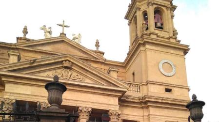 El Cristo Alzado sale ya de la Catedral.