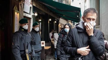 Policías y turistas, con mascarillas, en las calles de Venecia.