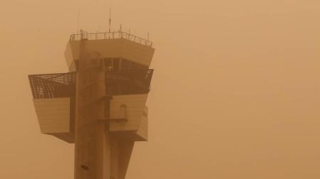 Cerrados los aeropuertos de Canarias por la calima