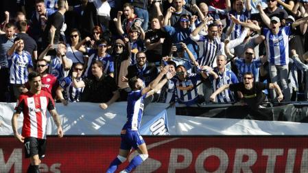 Lucas Pérez celebra el primer gol del Alavés.