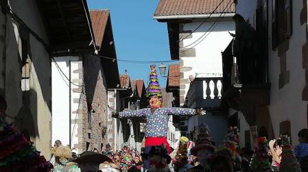 Desfile de Miel Otxin y baile homenaje a los gaiteros en el Carnaval de Lantz.