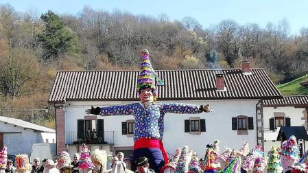 Desfile de Miel Otxin y baile homenaje a los gaiteros en el Carnaval de Lantz.