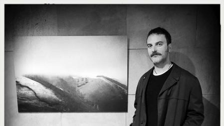 Gorka Beunza, ante una de las fotografías de la exposición Blanco en el hotel Maisonnave.