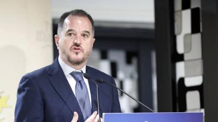 Iturgaiz califica de "insólita" la sustitución de Alonso pero reivindica la coalición con Cs