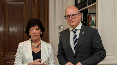 Carlos Gimeno se reúne con la ministra de Educación, Isabel Celaá, en Madrid