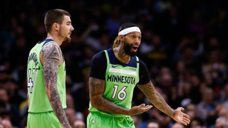Juancho Hernangómez, junto a su compañero James Johnson.