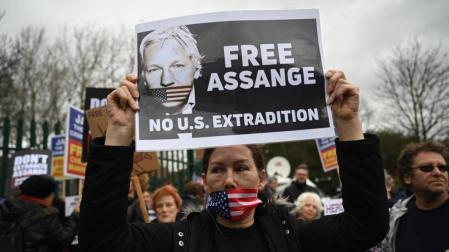 Assange comparece al inicio de su juicio de extradición a EEUU por espionaje
