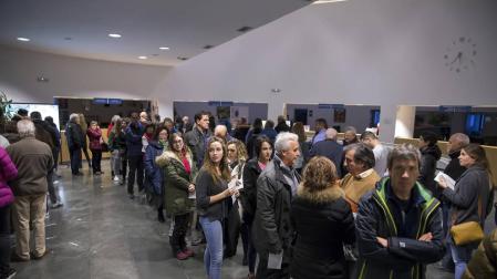Colas en el ayuntamiento en la segunda votación sobre las vaquillas el 25 de noviembre de 2018.