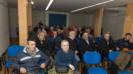 Algunos de los socios que acudieron a la asamblea extraordinaria celebrada este martes.
