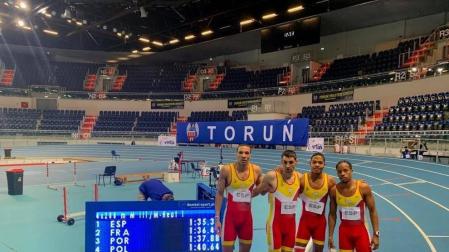 El navarro Rubén Pascual Cortés, el segundo por la izquierda, posa junto con el equipo español tras ganar la prueba de relevos.