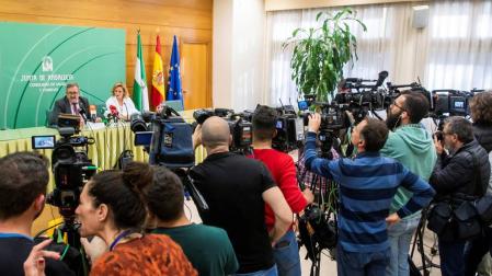 El director general de Salud Pública y Ordenación Farmacéutica, José María de Torres, y la portavoz del Grupo Asesor de Seguimiento Alerta por el nuevo Coronavirus, Inmaculada Salcedo, en rueda de prensa tras la reunión en la consejería después de que un varón de unos 60 años, haya sido la primera persona en Andalucía tratada de coronavirus en el Hospital Virgen del Rocío de Sevilla.