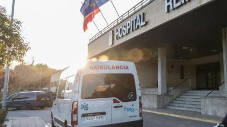 Una ambulancia, en la puerta del Reina Sofía de Tudela.