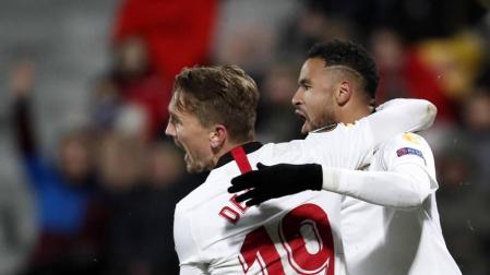 De Jong y En-Nesry celebran el gol del Sevilla.