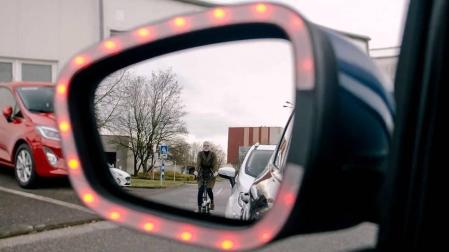 Luces LED del retrovisor que avisan a ciclista y conductor
