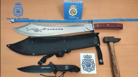 Intervenidos en Dantxarinea un machete de 50 cm, un cuchillo de monte y un martillo