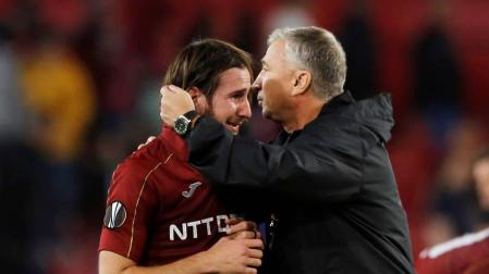 Constantin Paun-Alexandru, jugador del Cluj, consolado por su entrenador, Dan Petrescu.