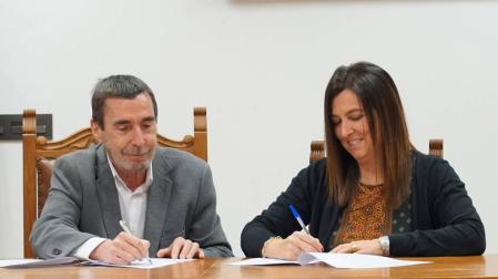 Juan Ramón Elorz y Maite López rubrican el convenio.