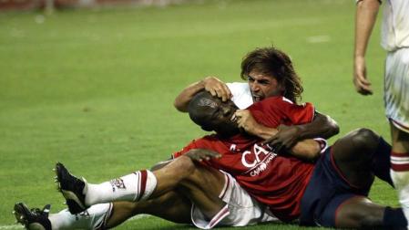LA BATALLA CAMPAL DE 2004. La pelea entre jugadores dejó esta escena entre Pierre Webó y Javi Navarro.