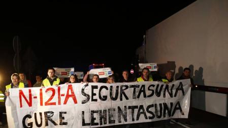 Más de mil personas reivindican en la N-121-A mejoras para el vial