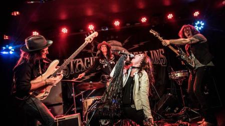 Stacie Collins, en un concierto junto al trío de músicos que le acompaña