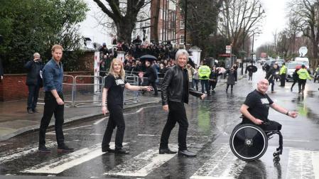 El príncipe Enrique y Jon Bon Jovi posan para una foto en el mítico paso de cebra de Abbey Road con fines caritativos