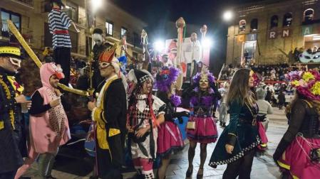 El desfile del concurso de disfraces contó con la participación de 16 grupos, 8 carrozas, 5 infantiles y 2 individuales