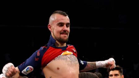 El boxeador navarro David 'Infierno' Soria se proclamó este sábado campeón de España del peso superwelter tras vencer al aragonés Ezequiel Gurría por KO en el segundo asalto, en una velada que se celebró en el Pabellón Navarra Arena.