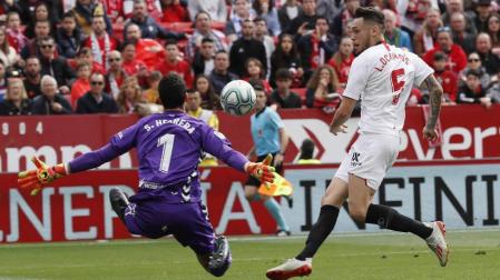 Ocampos dispara por encima de Sergio Herrera.