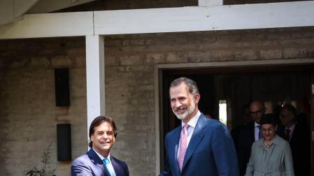 El Rey Felipe VI destaca la "paz social" en Uruguay, "faro en la región"