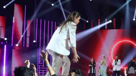 Eva cruzando la pasarela en la gala 6 de Operación Triunfo y chocando las manos con el público