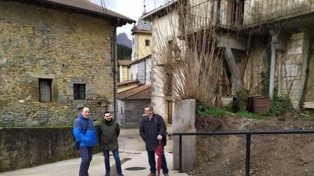 El alcalde de Betelu, Mikel Rekalde; el director general de Administración Local y Despoblación, Jesús María Rodríguez; y el arquitecto José Miguel Rodríguez visitan una de las calles renovadas de Betelu.
