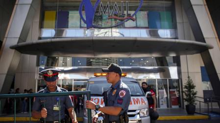 Un asaltante armado mantiene a varios rehenes en un centro comercial de Manila