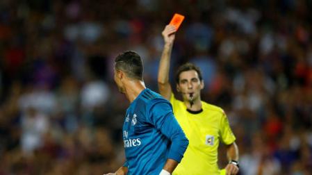 De Burgos Bengoetxea, en un partido de 2017, expulsa a Cristiano Ronaldo.