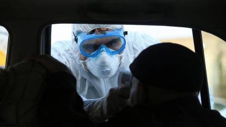 Un médico revisa la temperatura de un hombre en Duhok, en Irak.