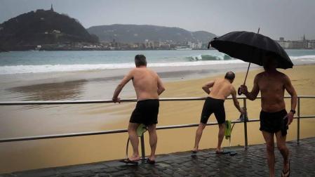 Fotos desde el Paseo Nuevo de San Sebastián, donde el fuerte oleaje sorprende a varias personas, este martes 3 de marzo