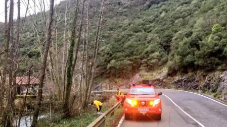 Bomberos forestales del parque de Auritz intervienen en la carretera NA-1300.