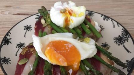 Imagen de la tosta de trigueros con jamón de pato