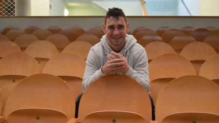 Diego Iturriaga posa en las butacas de cancha del frontón Labrit unos días después de su despedida como pelotari de Baiko.