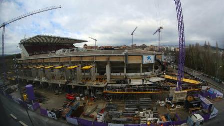 Las obras del estadio de El Sadar vistas desde una de las terrazas del pabellón Navarra Arena. El fondo norte luce la nueva estructura exterior del Muro Rojo sobre la que crecerá el anillo superior, quitando las cubiertas actuales, a partir de mayo.
