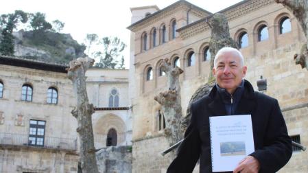 Esteban Ugarte Álvarez posa con su publicación en la plaza San Martín de Estella.