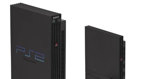 El primer diseño de la PlayStation 2; a la derecha, la revisión de 2004